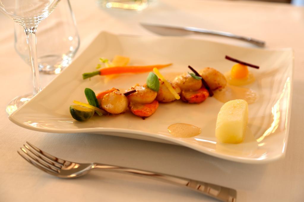 Hotel Restaurant Le Lion D'Or Saint-Hilaire-du-Harcouët Exteriér fotografie