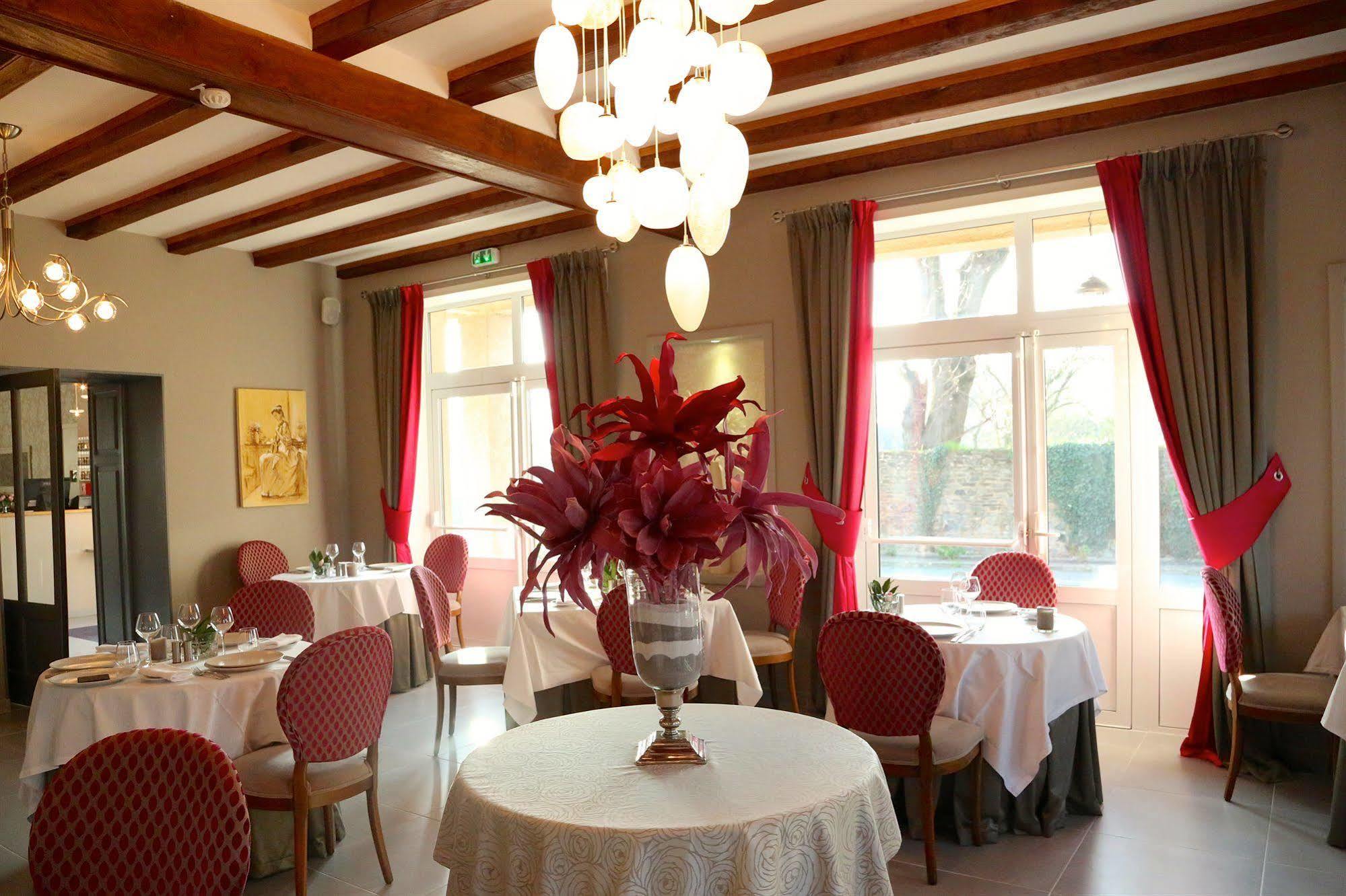 Hotel Restaurant Le Lion D'Or Saint-Hilaire-du-Harcouët Exteriér fotografie