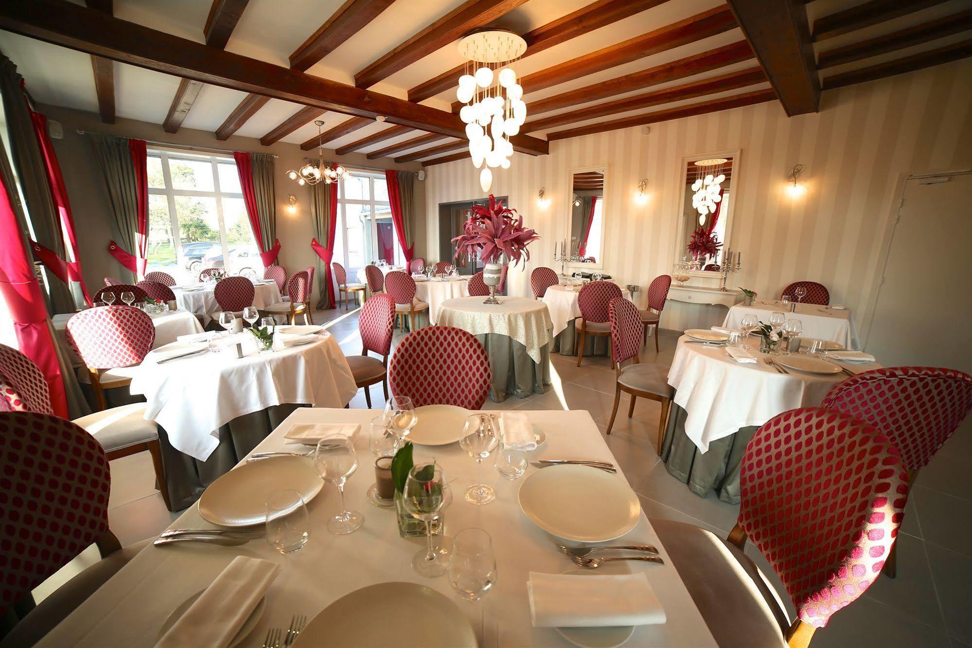 Hotel Restaurant Le Lion D'Or Saint-Hilaire-du-Harcouët Exteriér fotografie