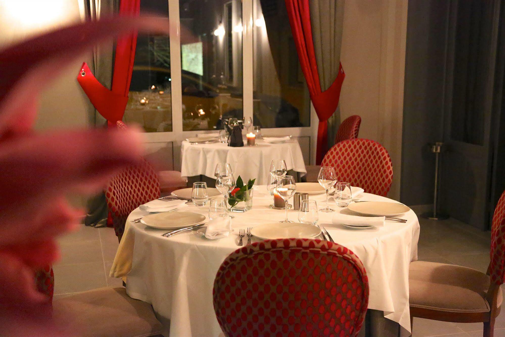 Hotel Restaurant Le Lion D'Or Saint-Hilaire-du-Harcouët Exteriér fotografie