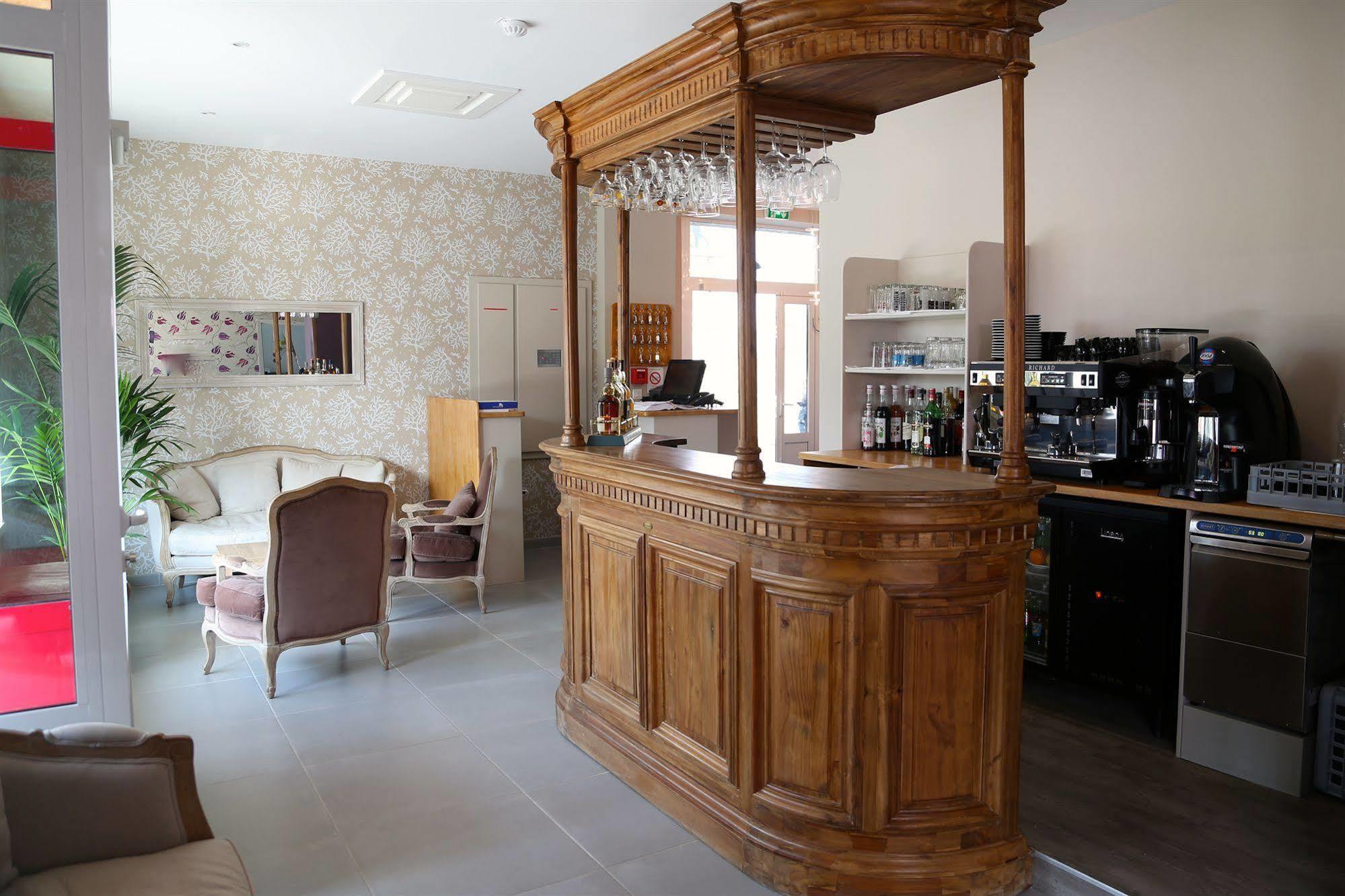 Hotel Restaurant Le Lion D'Or Saint-Hilaire-du-Harcouët Exteriér fotografie